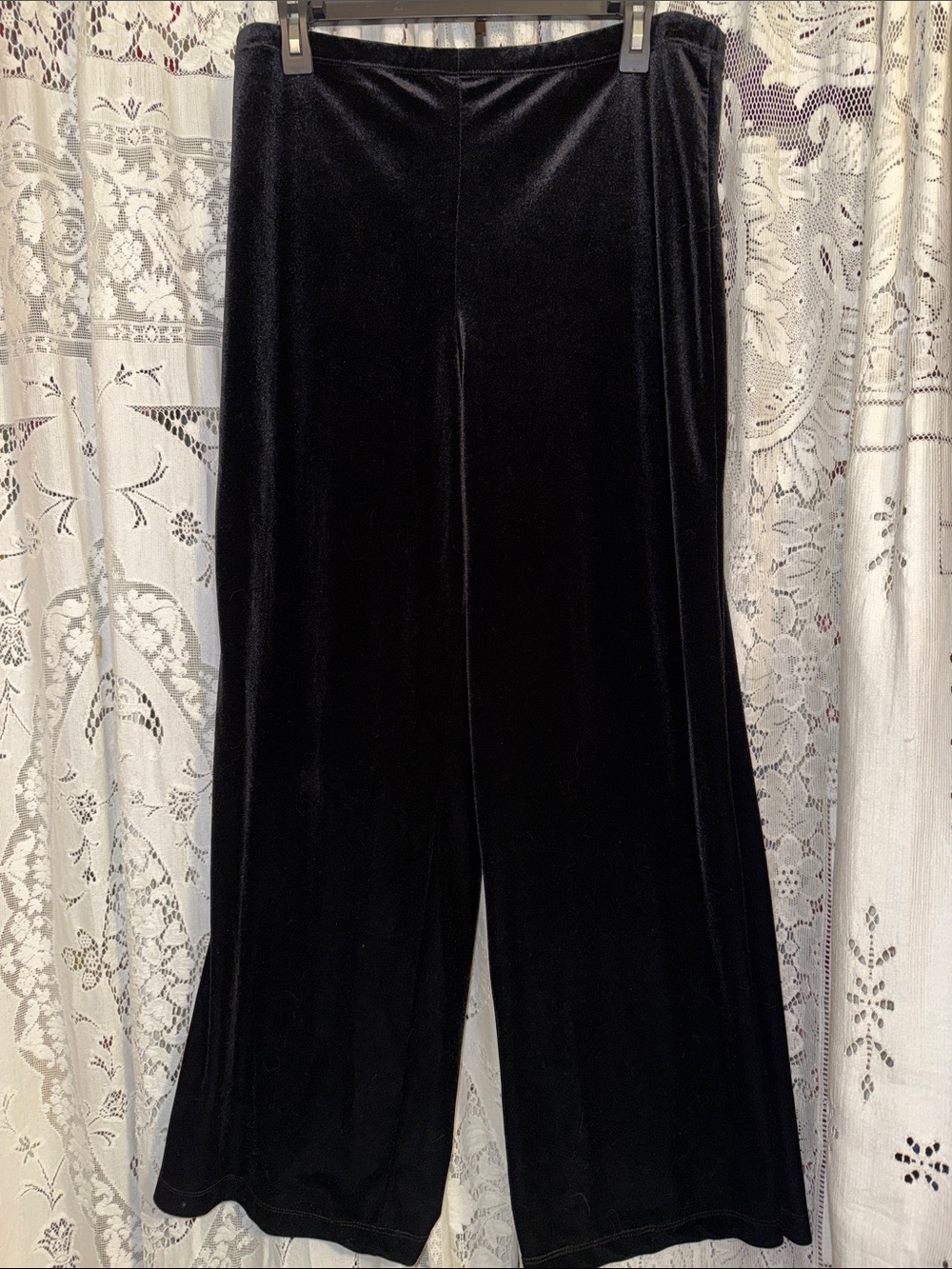Wide-Leg Velvet Pants in Black